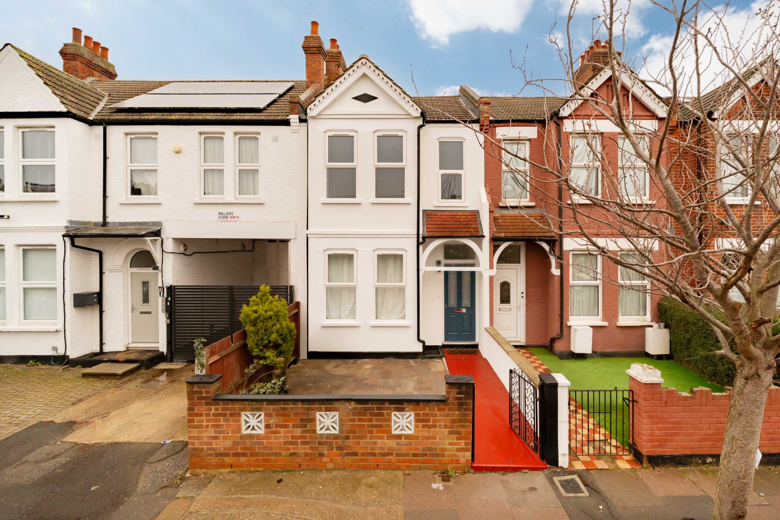 House Parkfield Road in Greater London