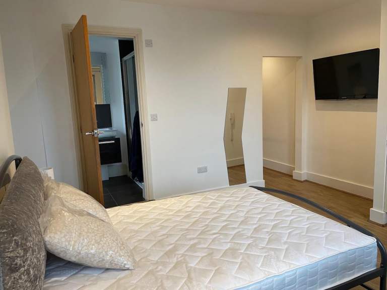 Flat Finchley Road in Greater London