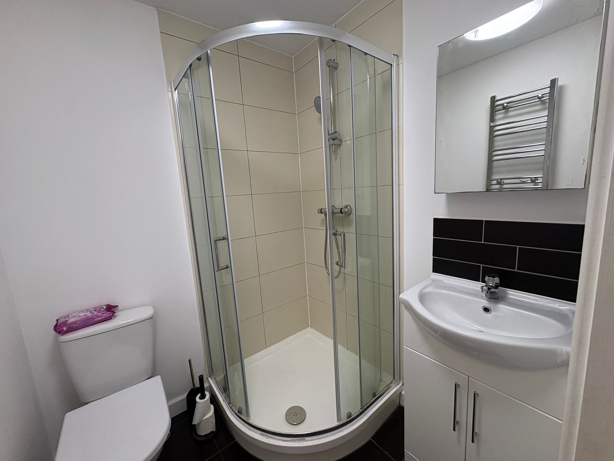 Room Station Road in Greater London