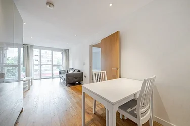 Flat Goldhawk Road in Greater London