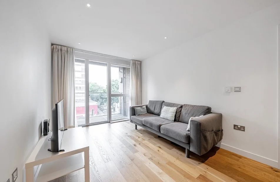 Flat Goldhawk Road in Greater London