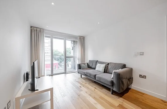 Flat Goldhawk Road in Greater London