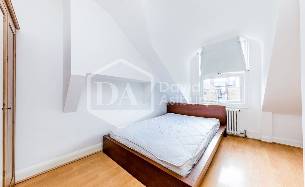 Flat Ferme Park Road in Greater London