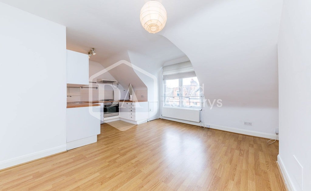 Flat Ferme Park Road in Greater London