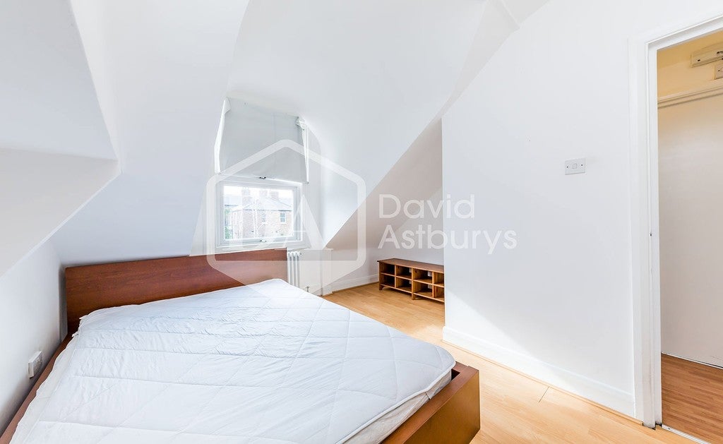 Flat Ferme Park Road in Greater London
