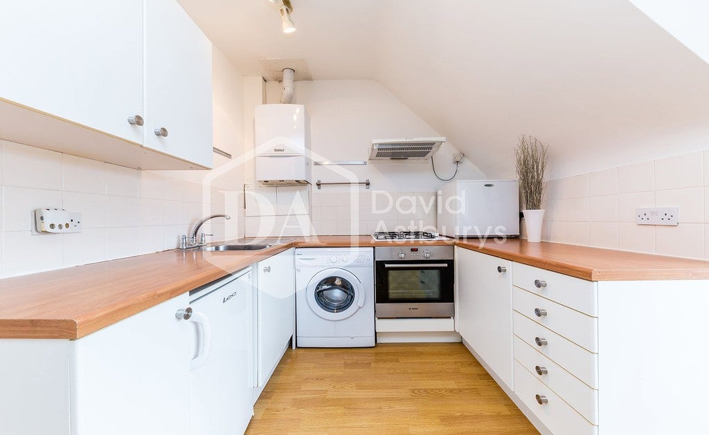 Flat Ferme Park Road in Greater London