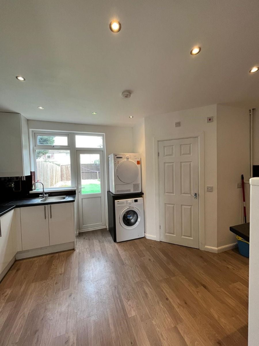Room Charter Avenue in Coventry