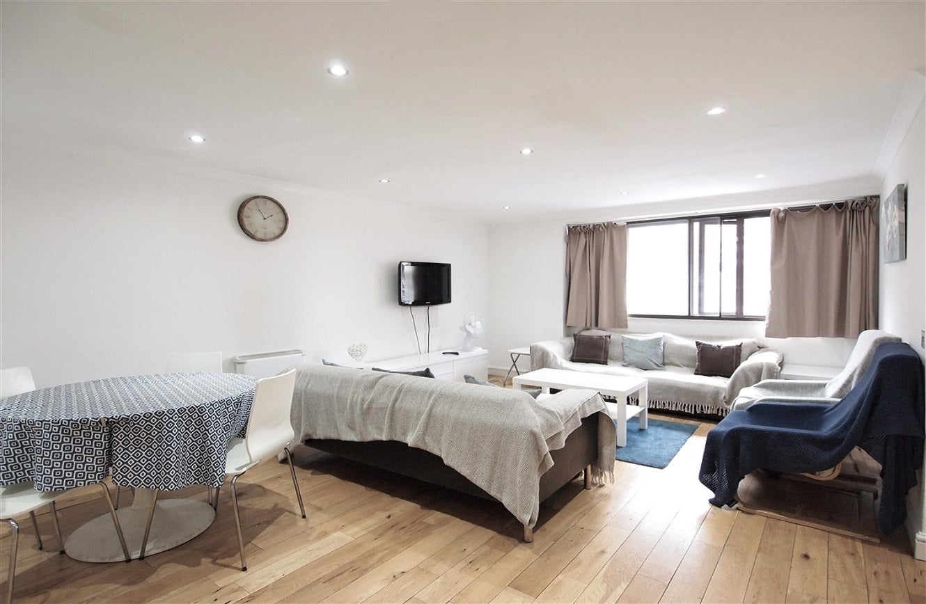 Flat Earl's Court Road in Greater London