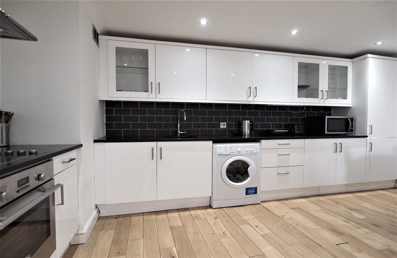 Flat Earl's Court Road in Greater London