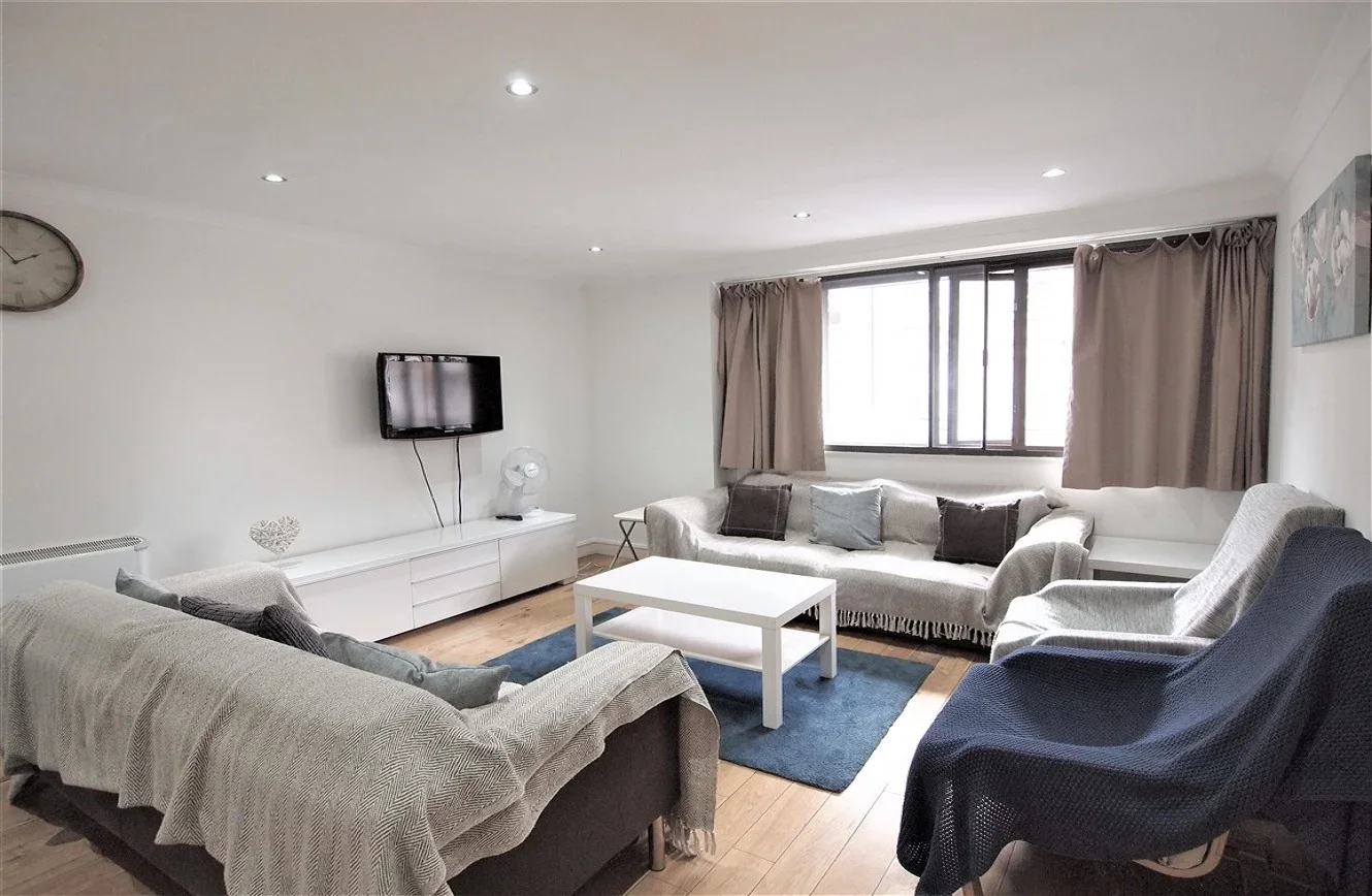 Flat Earl's Court Road in Greater London