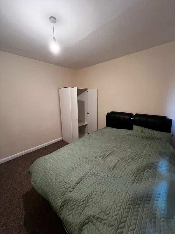 Flat Ferrymead Avenue in London