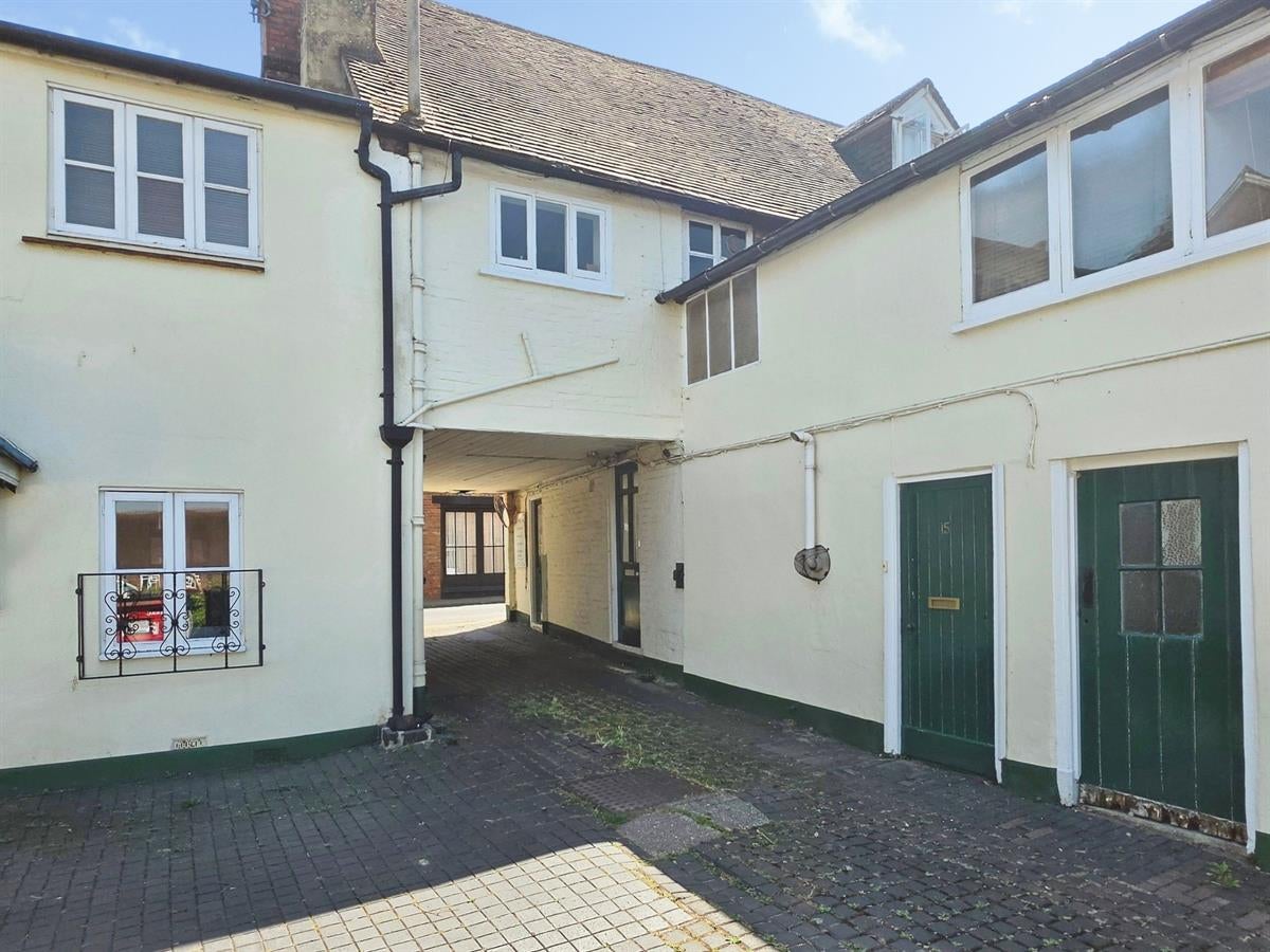 Flat Lenten Street in East Hampshire