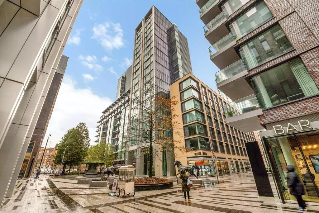 Flat Piazza Walk in Greater London