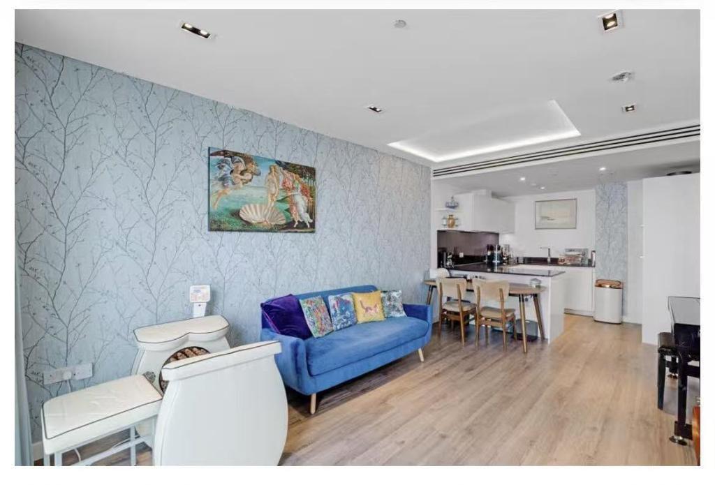 Flat Piazza Walk in Greater London