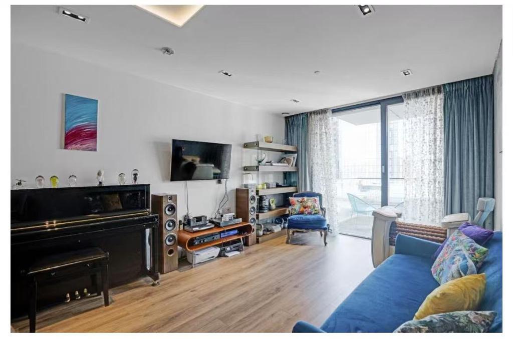 Flat Piazza Walk in Greater London