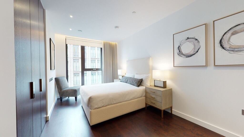 Flat Ponton Road in Greater London
