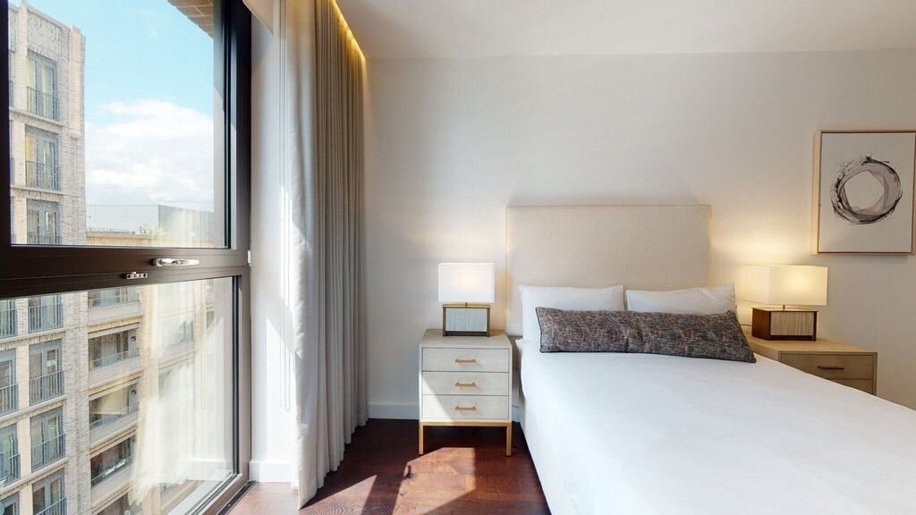 Flat Ponton Road in Greater London