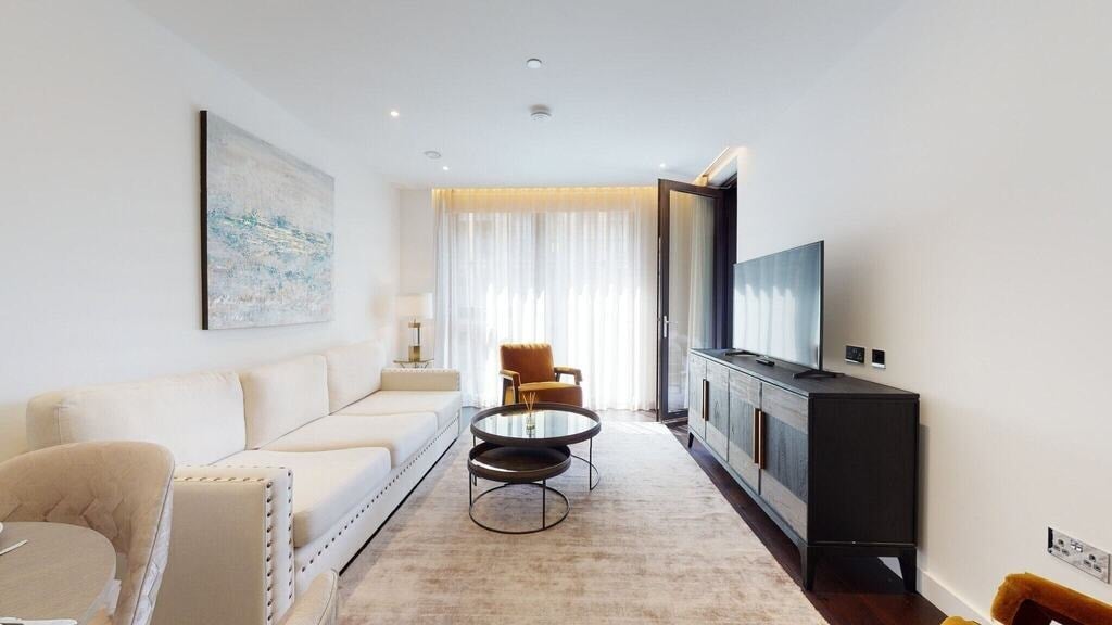 Flat Ponton Road in Greater London