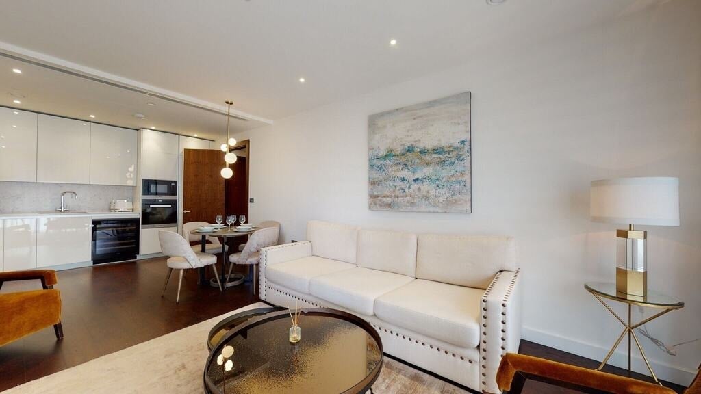 Flat Ponton Road in Greater London