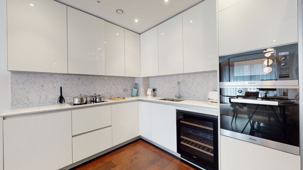 Flat Ponton Road in Greater London