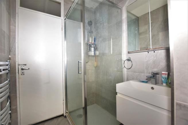 Room Riley Road in Greater London