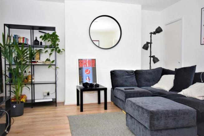 Room Riley Road in Greater London