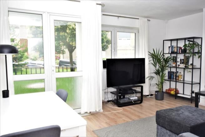 Room Riley Road in Greater London