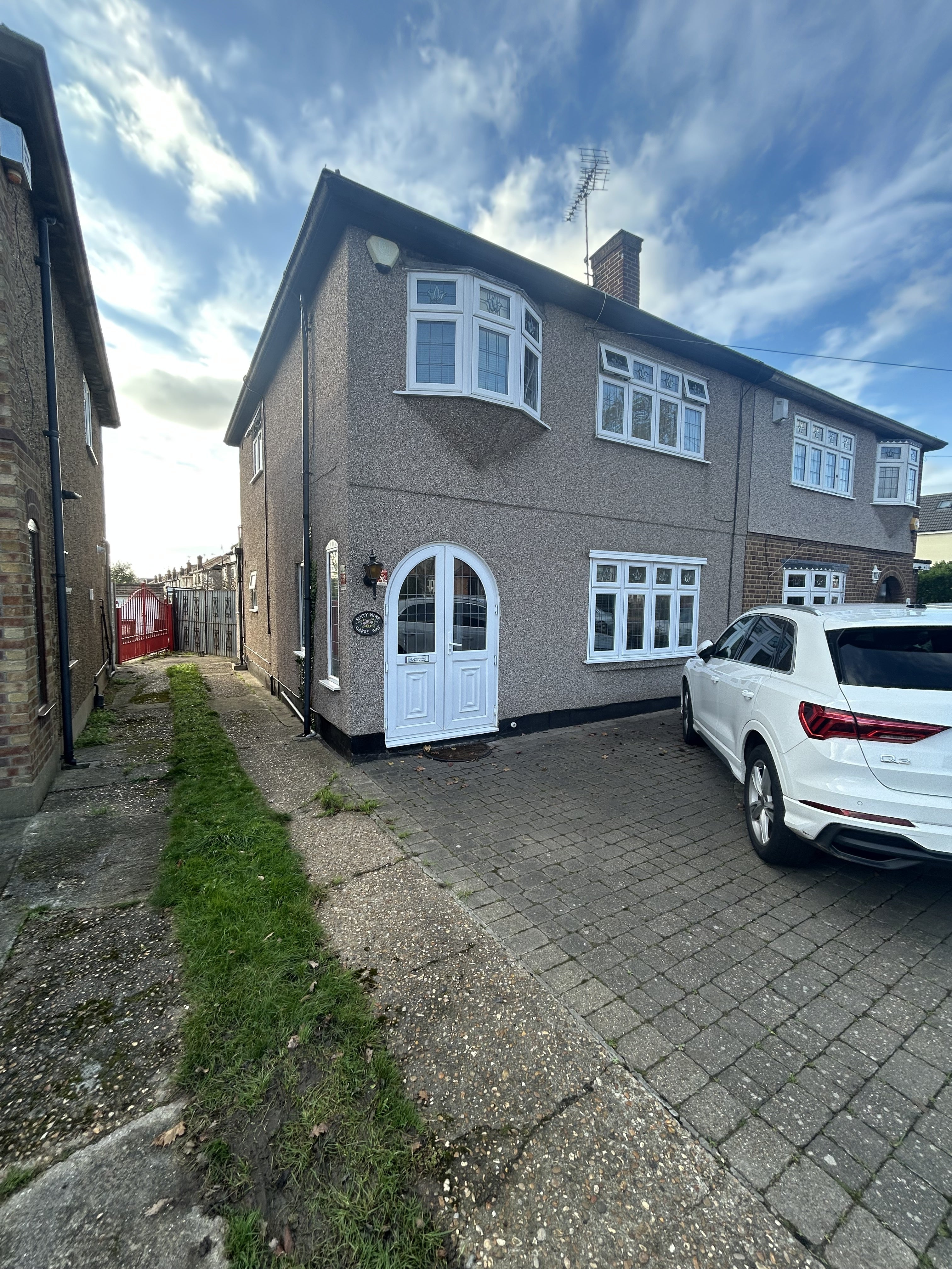 House Garry Way in Greater London