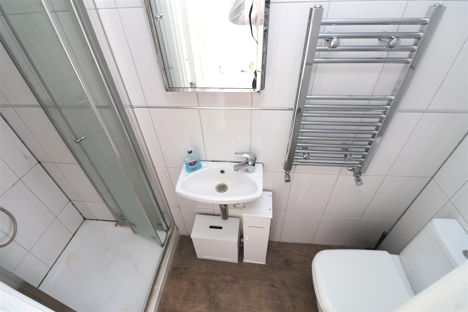 Room Golders Green Road in Greater London