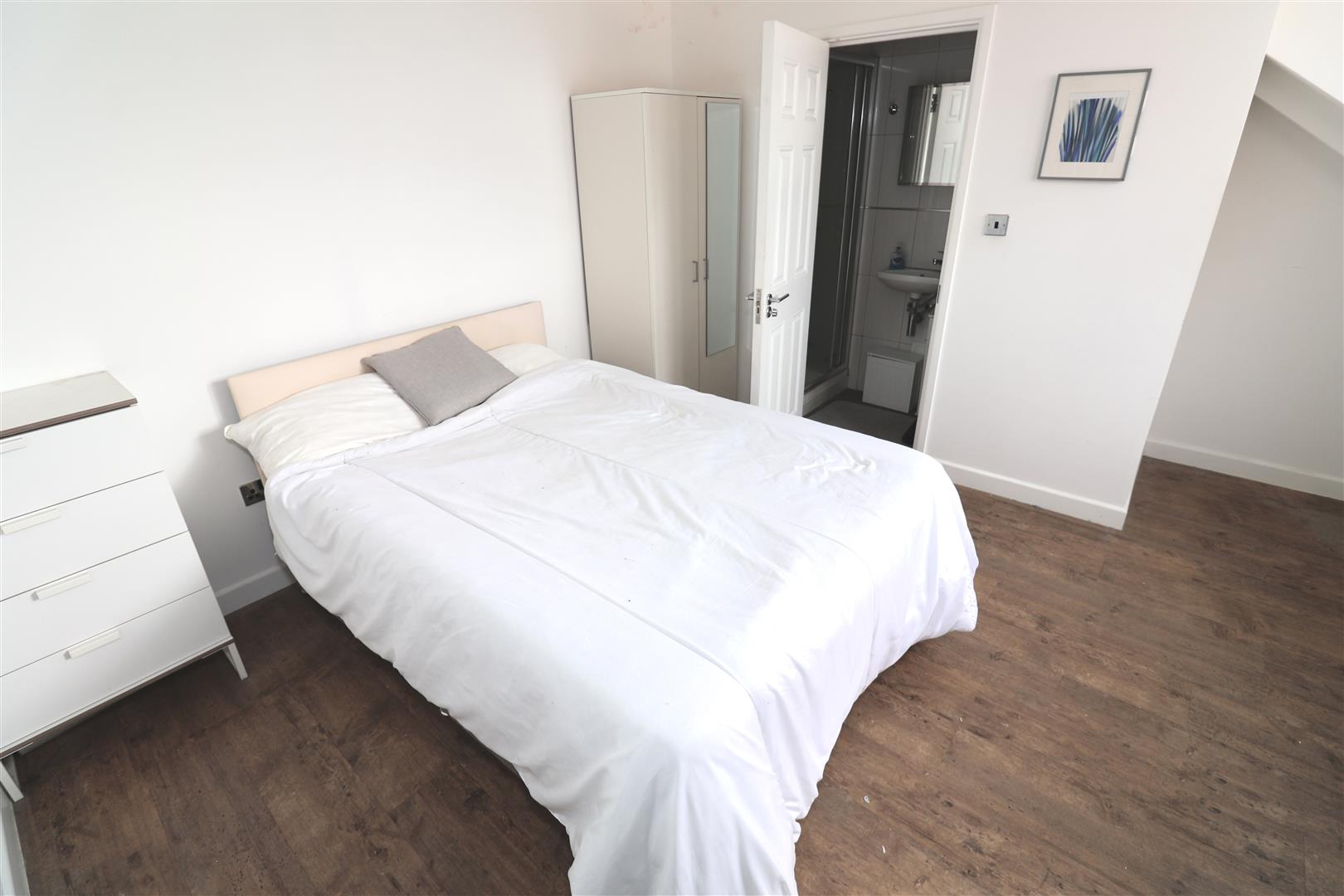 Room Golders Green Road in Greater London