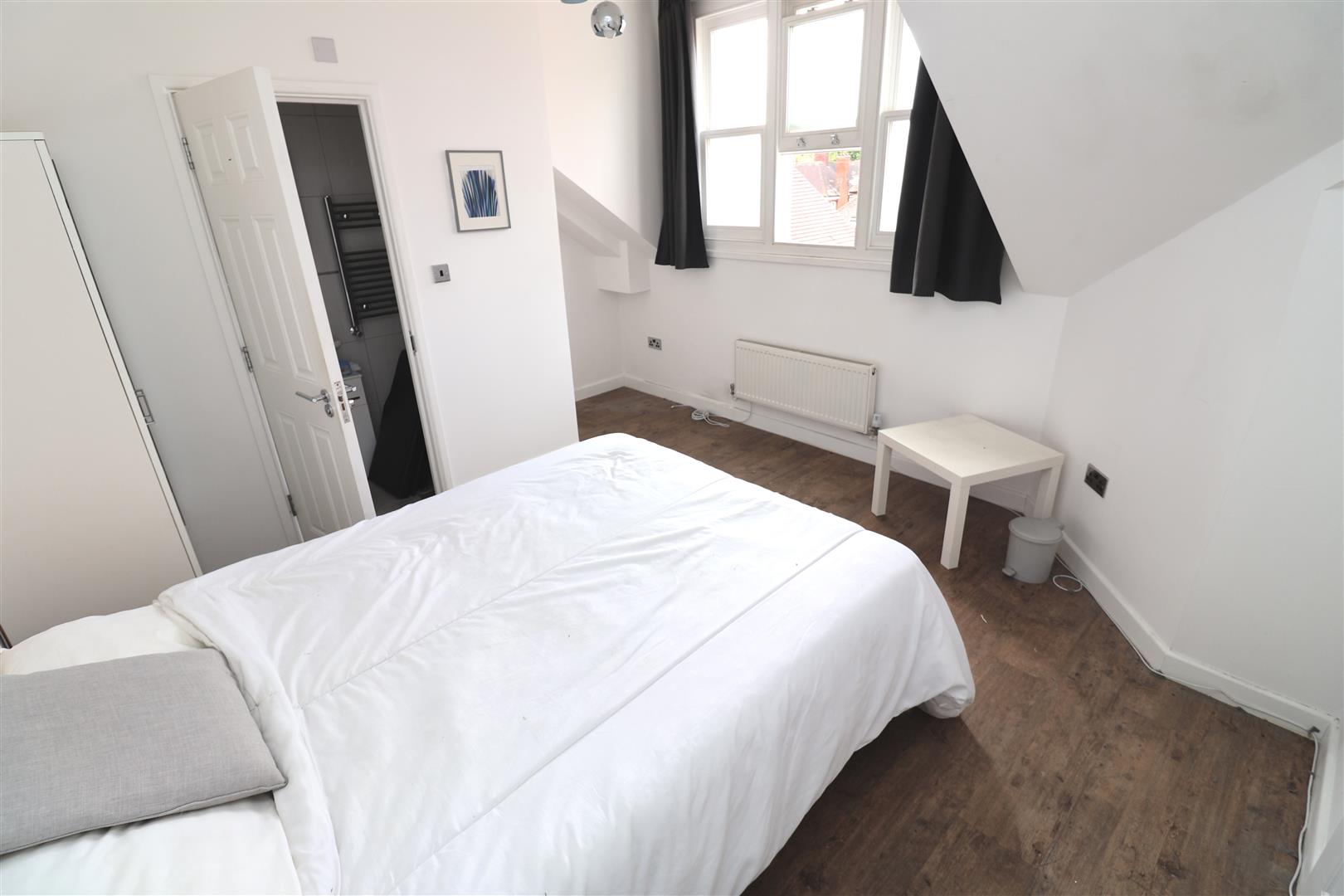 Room Golders Green Road in Greater London