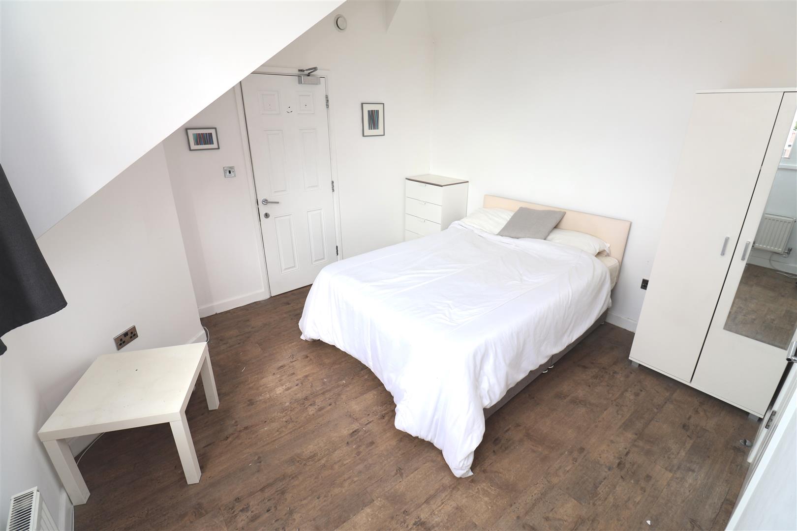 Room Golders Green Road in Greater London