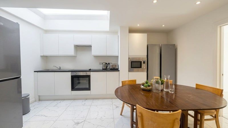 Room Trelawney Road in Greater London