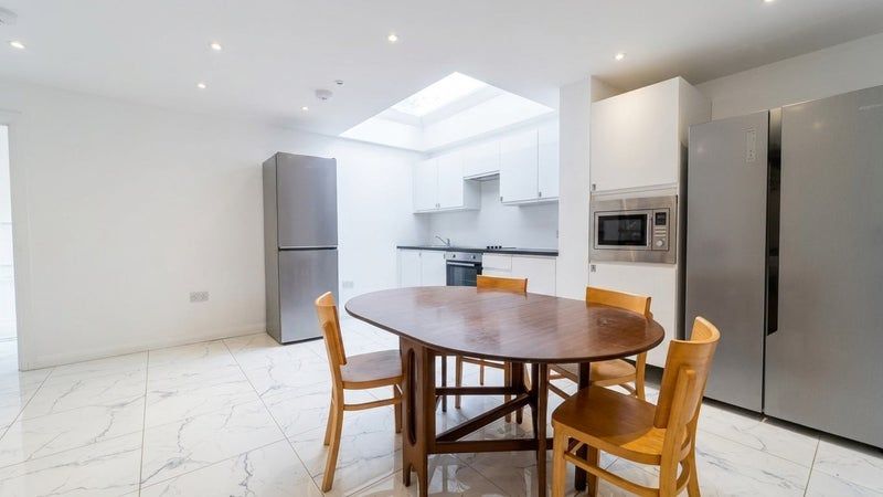 Room Trelawney Road in Greater London