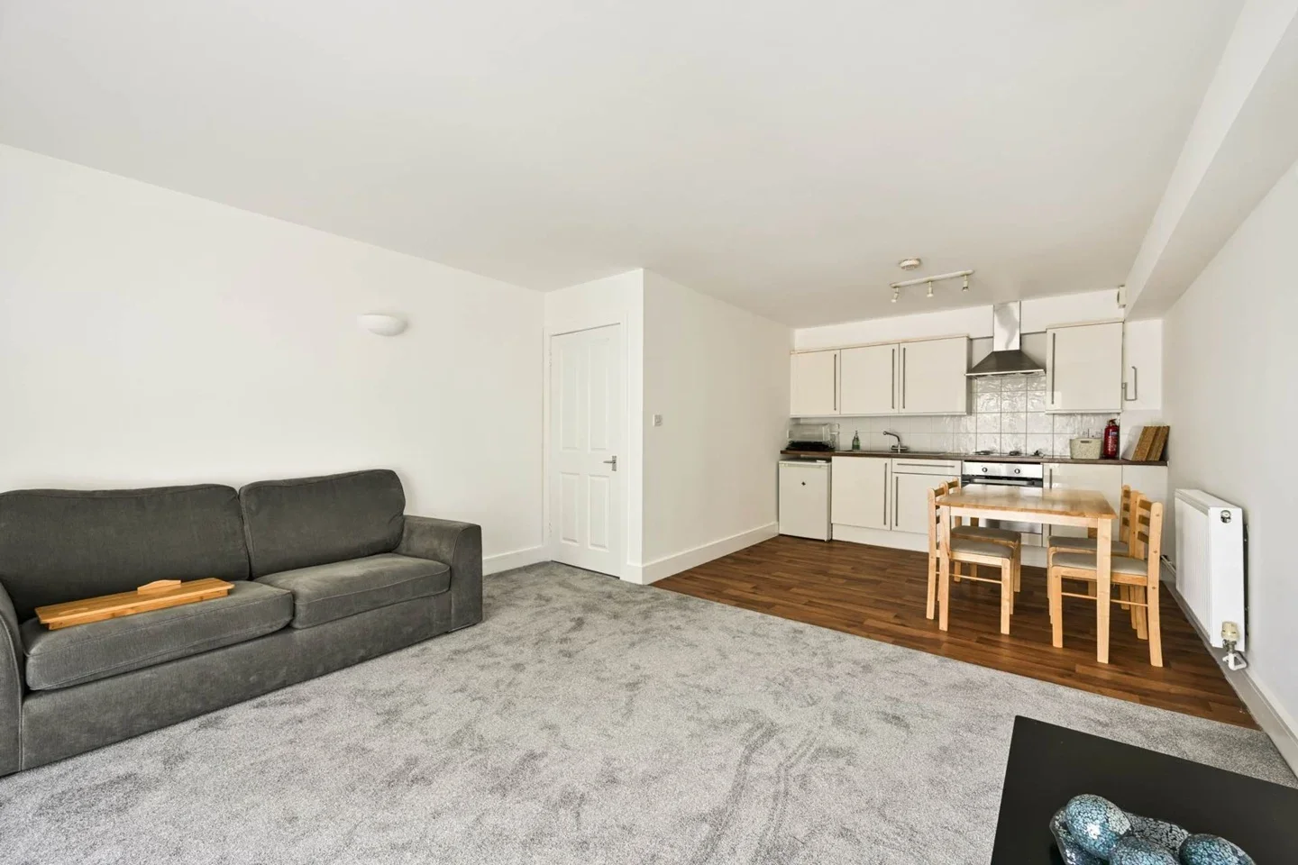 Flat Robinson Road in Greater London