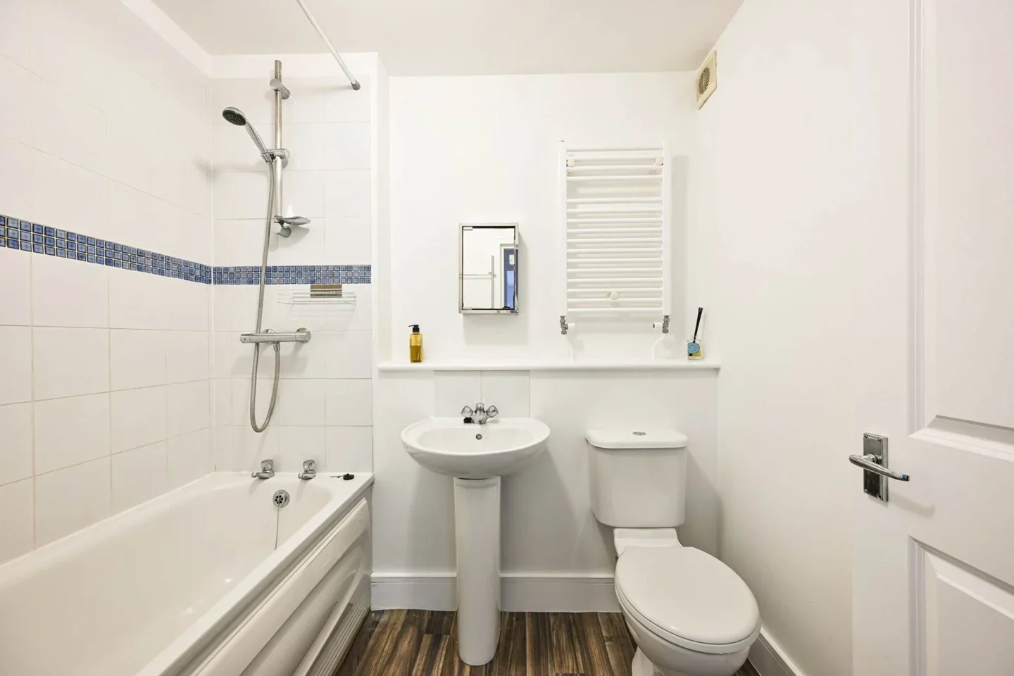 Flat Robinson Road in Greater London