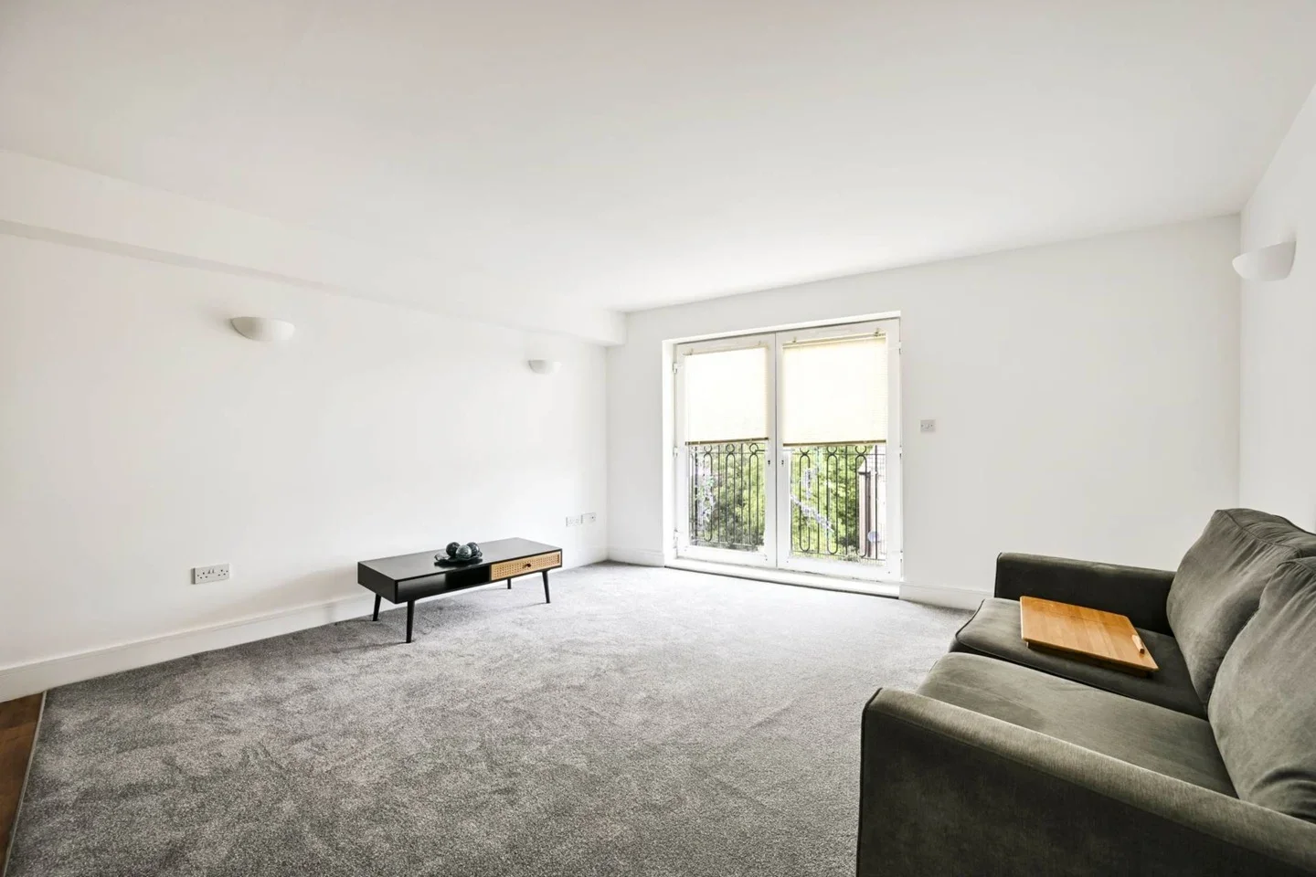 Flat Robinson Road in Greater London