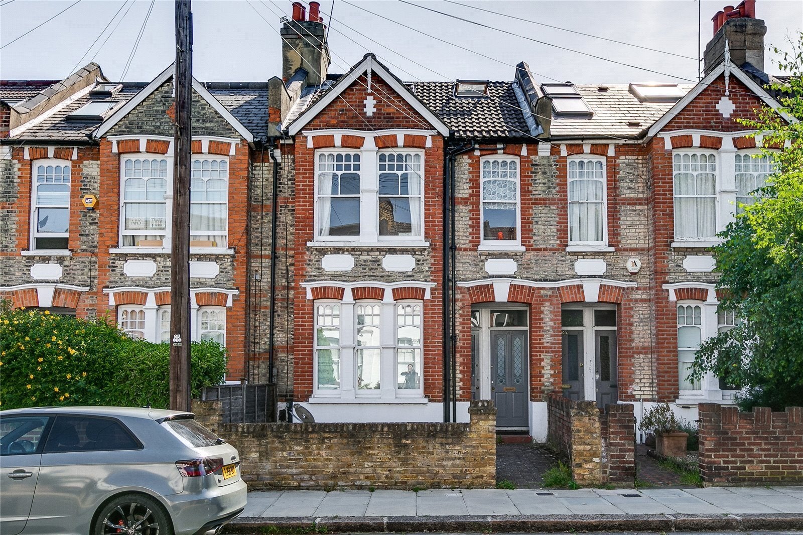Flat Oaklands Grove in Greater London