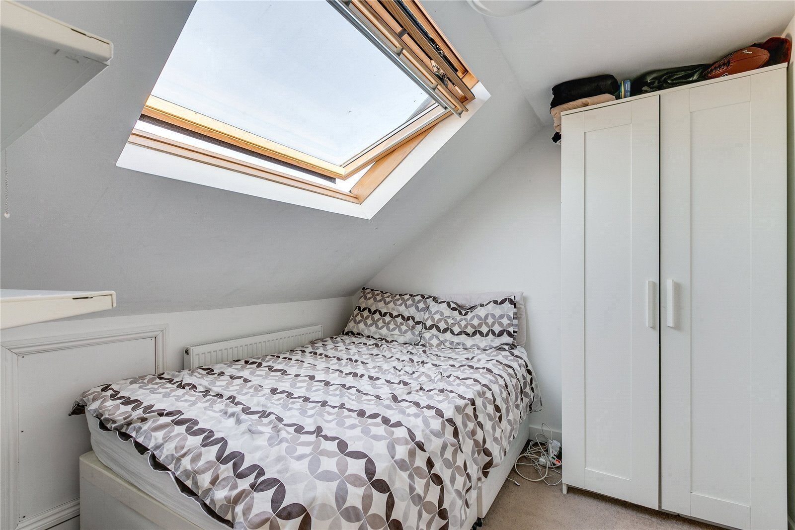 Flat Oaklands Grove in Greater London