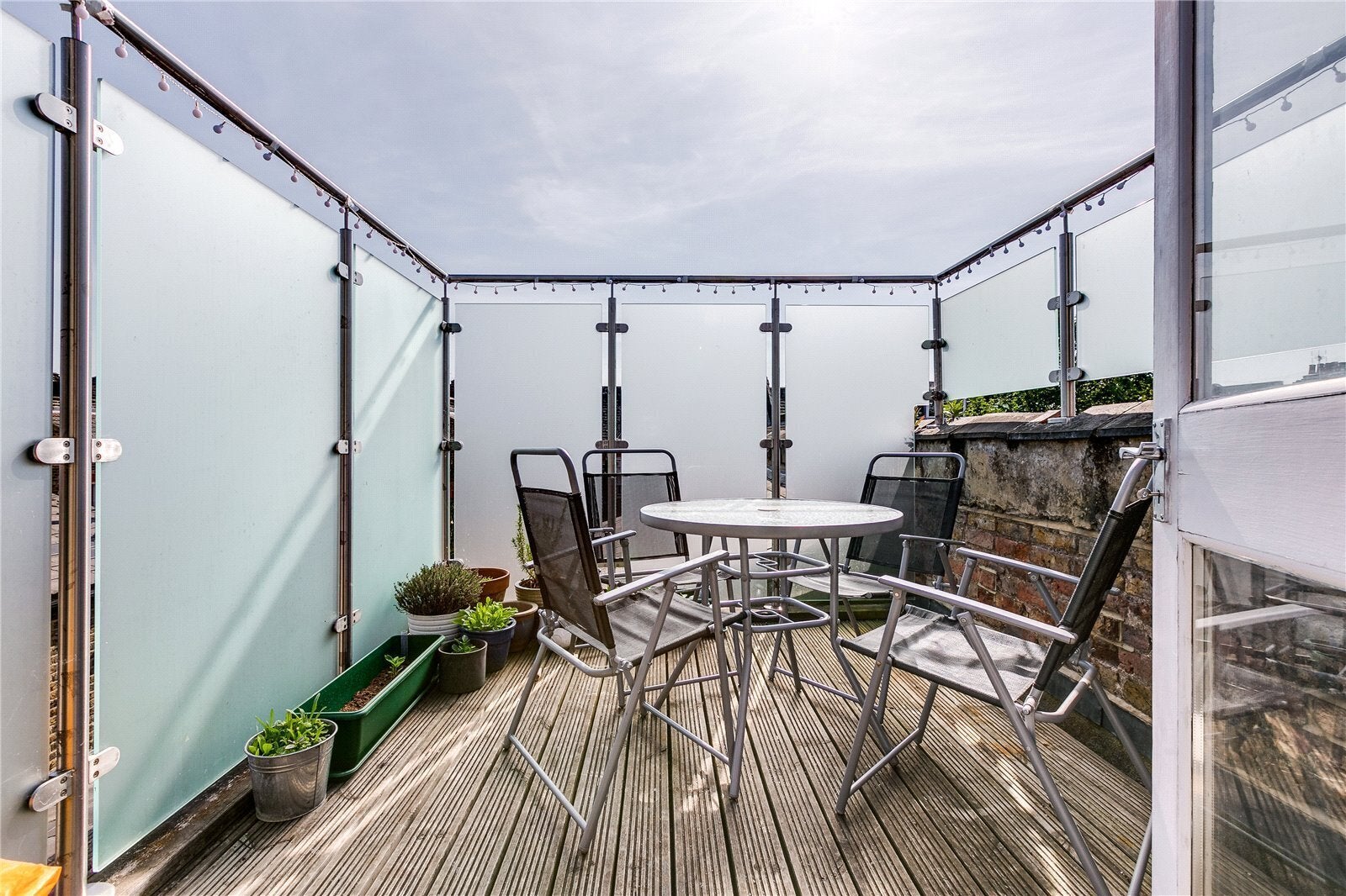Flat Oaklands Grove in Greater London