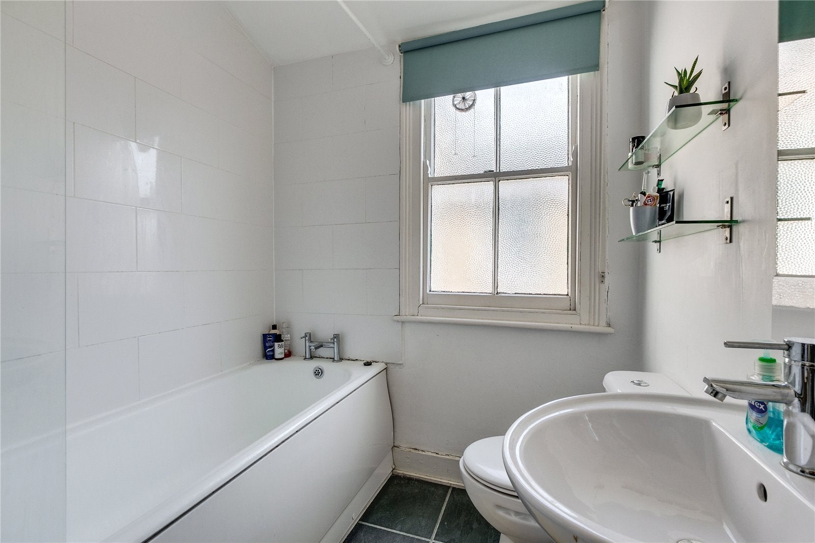 Flat Oaklands Grove in Greater London