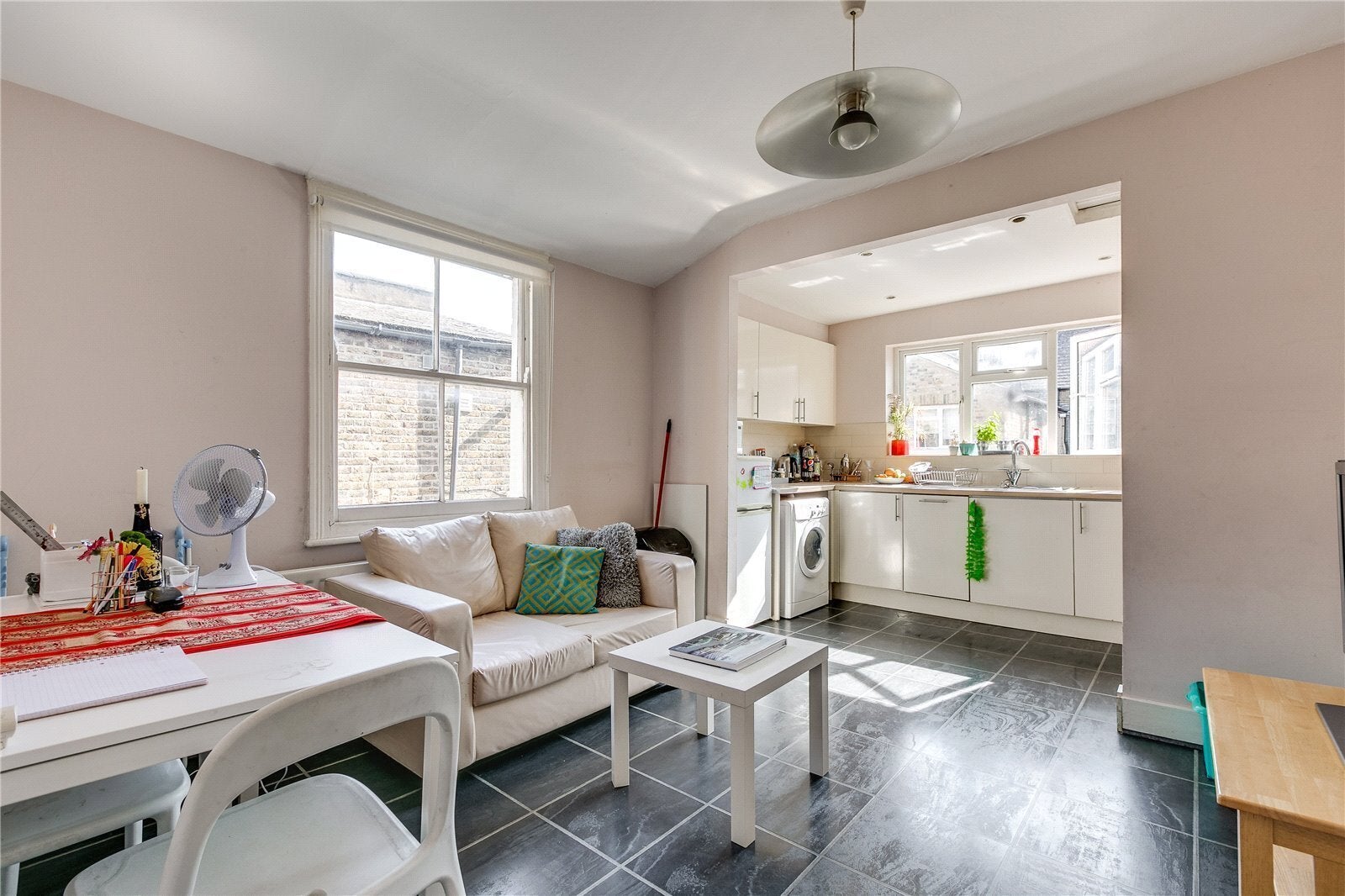 Flat Oaklands Grove in Greater London