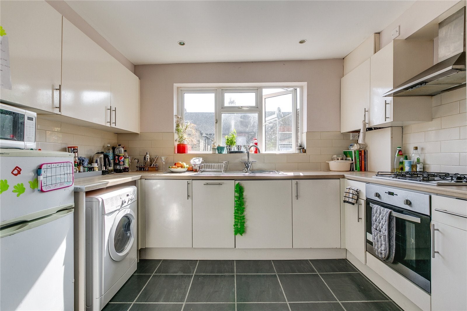 Flat Oaklands Grove in Greater London