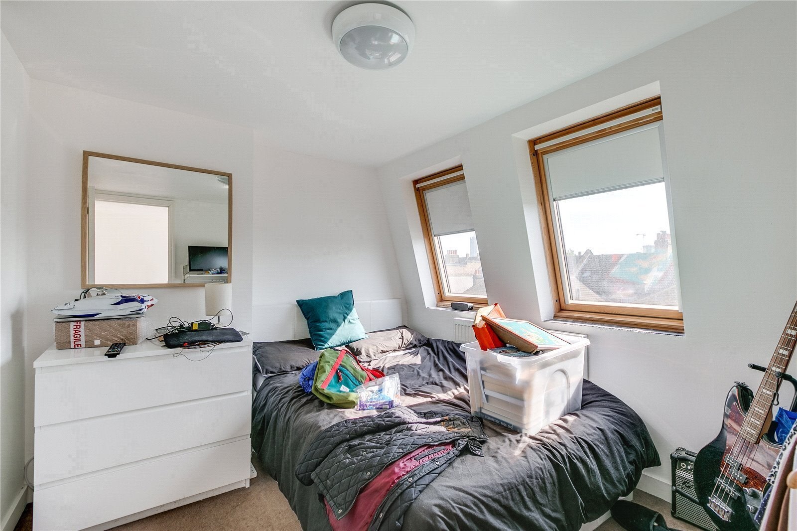 Flat Oaklands Grove in Greater London