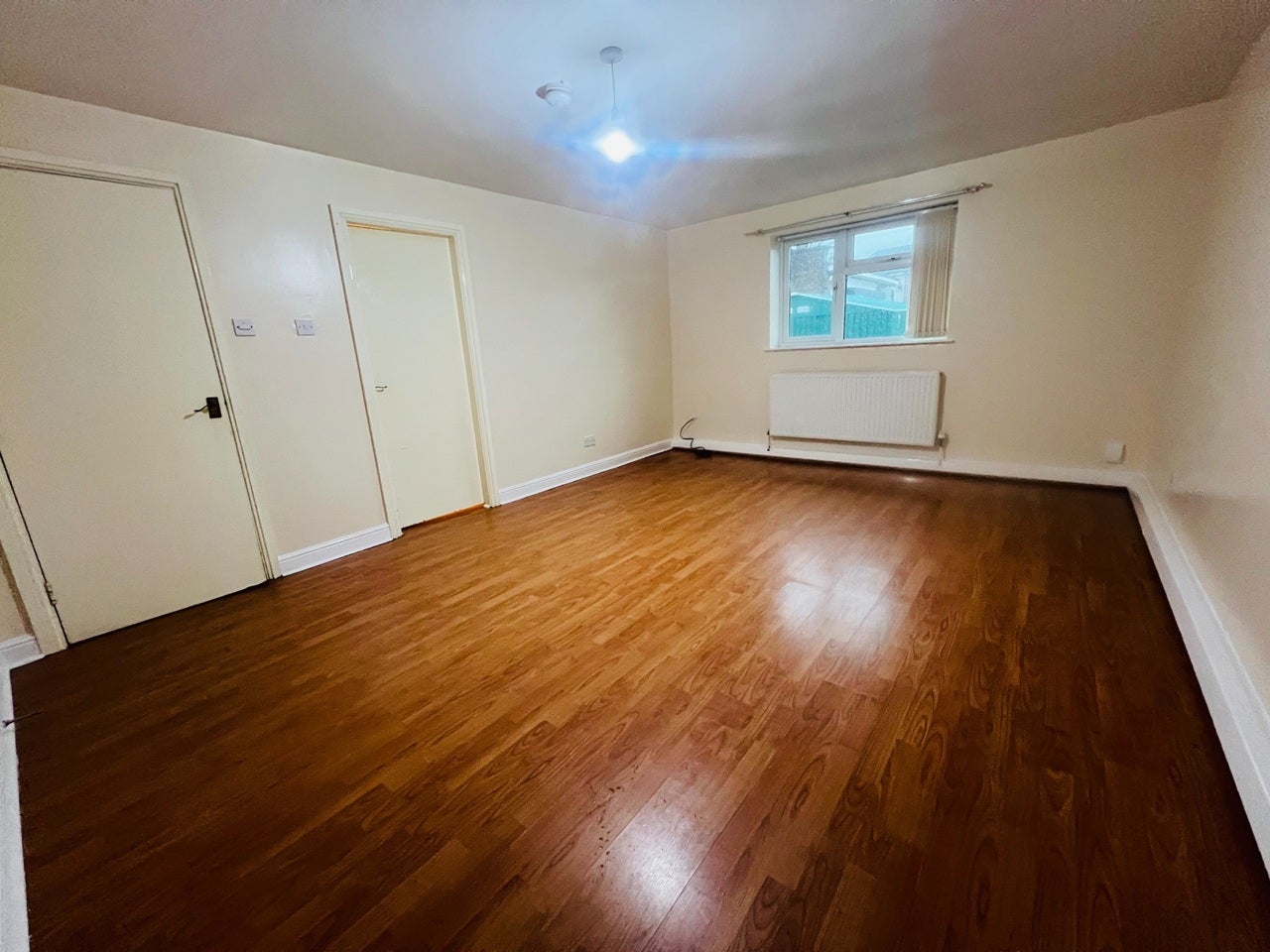 Room Trenholme Avenue in Bradford