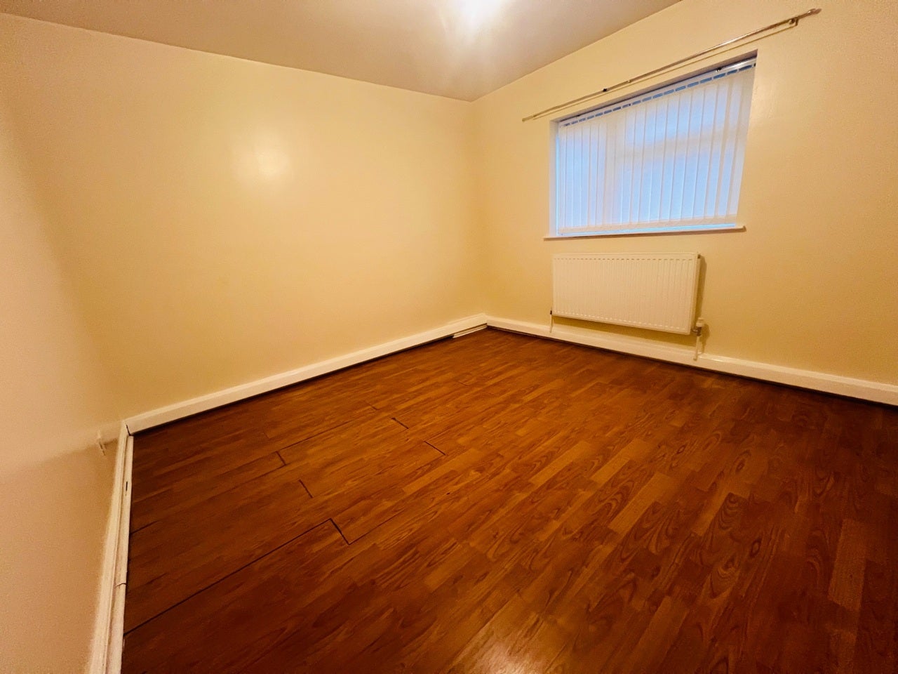 Room Trenholme Avenue in Bradford