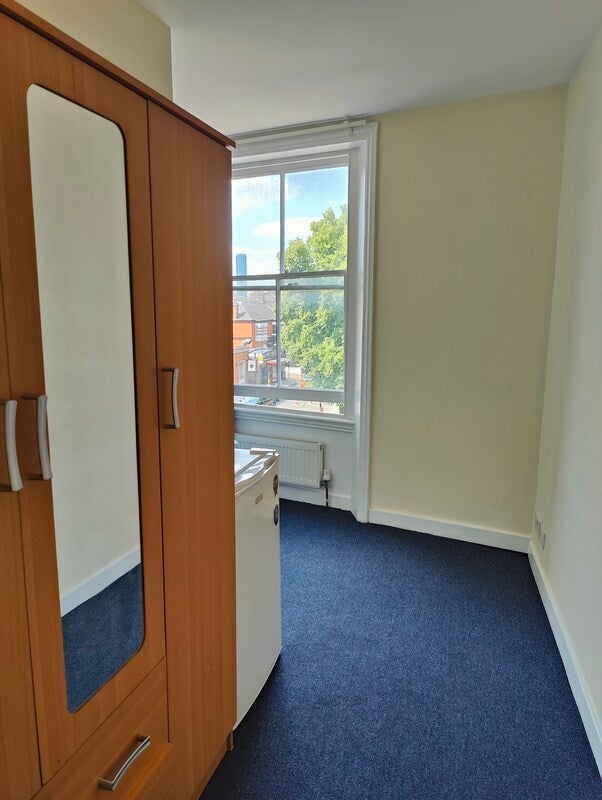 Room Uxbridge Road in Greater London