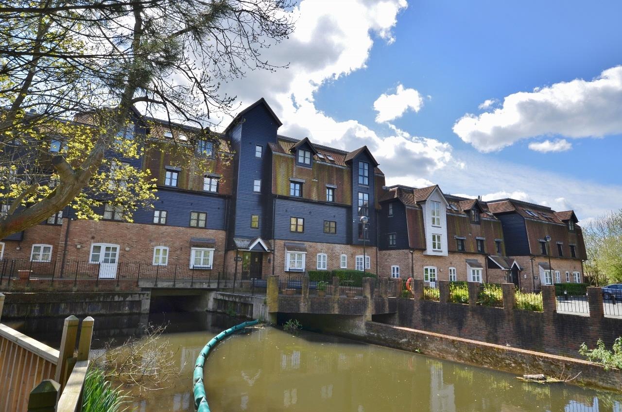 Flat Thorney Mill Road in Greater London