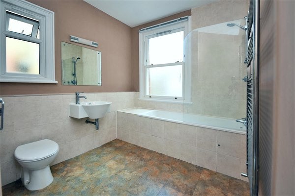 Flat Victoria Avenue in Greater London