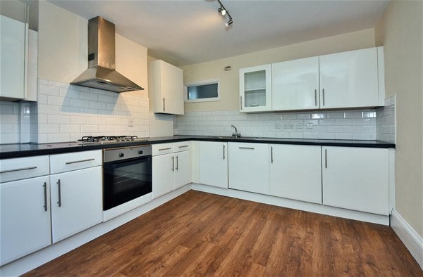 Flat Victoria Avenue in Greater London